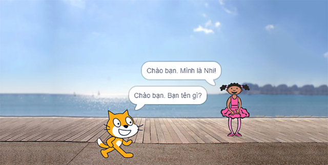 Hình minh hoạ: mèo Scratch nói Chào bạn. Bạn tên gì?, bạn nữ đáp Chào bạn. Mình là Nhi!, nền là bến cảng bờ biển